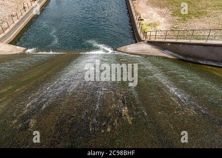 Il ponte della diga di Nagold (Nagoldtalsperre, anche Erzgrube) nella Foresta Nera in Germania fornisce protezione contro le inondazioni e la siccità nella valle di Nagold Foto Stock