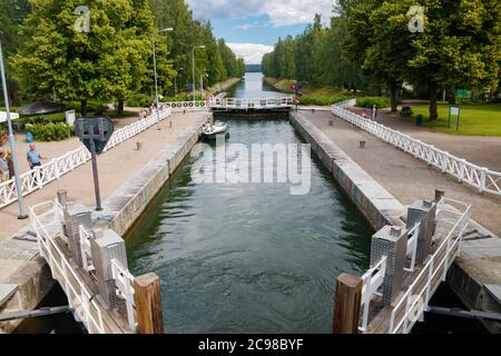 Asikkala, Finlandia - 16 luglio 2020: Canale di Vaaksy tra due grandi laghi Vesijarvi e Paijanne. La porta d'ingresso è aperta per le barche che vanno comunque. Foto Stock