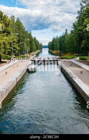 Asikkala, Finlandia - 16 luglio 2020: Canale di Vaaksy tra due grandi laghi Vesijarvi e Paijanne. La porta d'ingresso è aperta per le barche che vanno comunque. Foto Stock