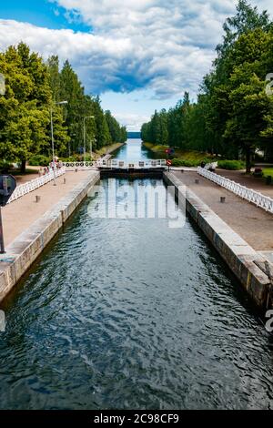 Asikkala, Finlandia - 16 luglio 2020: Canale di Vaaksy tra due grandi laghi Vesijarvi e Paijanne. La porta d'ingresso è aperta per le barche che vanno comunque. Foto Stock