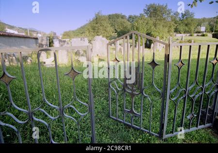 Slovenia, Nova Gorica, Vecchio Cimitero Ebraico, porta in ferro battuto aperta al Vecchio Cimitero Foto Stock