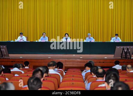 (200729) -- PECHINO, 29 luglio 2020 (Xinhua) -- Il vice Premier cinese Sun Chunlan, anche membro del Comitato Centrale del Partito Comunista Cinese (CPC), ha tenuto un discorso in occasione di una conferenza nazionale sull'istruzione universitaria tenutasi tramite collegamento video a Pechino, capitale della Cina, il 29 luglio 2020. (Xinhua/Yue Yuewei) Foto Stock