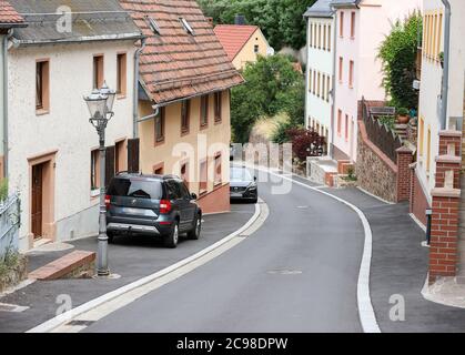 29 giugno 2020, Sassonia, Leisnig: Come molte altre cittadine con radici medievali, Leisnig ha un alto grado di sovracostruzione. Adattare il centro storico densamente costruito alle esigenze della vita moderna è una grande sfida. Un tentativo potrebbe essere quello di distruggere parzialmente gli stretti cortili e convertirli in spazi verdi o giardini semipubblini. Foto: Jan Woitas/dpa-Zentralbild/ZB Foto Stock