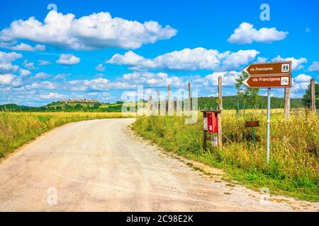 Monteriggioni, via francigena e borgo fortificato sullo sfondo. Siena, Toscana. Italia, Europa. Foto Stock