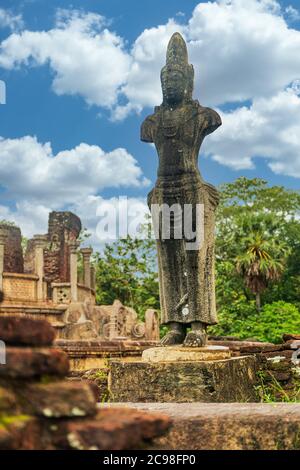 Statua della dea senza armature nell'antica città reale di Polonnaruwa in Sri Lanka Foto Stock