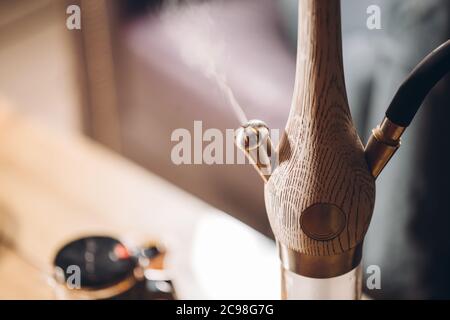 primo piano immagine . macchina di fumo hookah. ripresa ritagliata. insduteria. Foto Stock