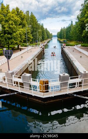Asikkala, Finlandia - 16 luglio 2020: Canale di Vaaksy tra due grandi laghi Vesijarvi e Paijanne. La porta d'ingresso è aperta per le barche che vanno comunque. Foto Stock
