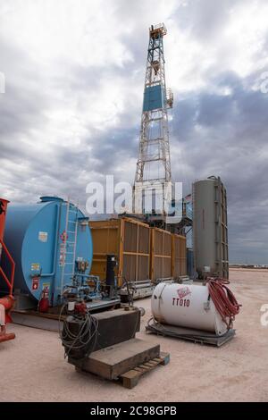 Midland, Texas USA 29 luglio 2020: Il sito di perforazione Latshaw n. 9 a sud-est di Midland, Texas, dove il presidente degli Stati Uniti Donald Trump (non mostrato) visiterà il 29 luglio 2020 a seguito di una raccolta fondi nella vicina Odessa. Ci si aspetta che Trump firmi permessi che sostenga una maggiore dipendenza dal Permian Basin oil Production Credit: Bob Daemmrich/Alamy Live News Foto Stock