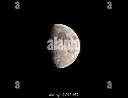 Mezza luna con crateri e molti dettagli sulla superficie. Foto Stock