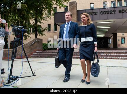 L'ex deputato conservatore Charlie Elphicke, con il deputato di dover Natalie Elphicke, lascia Southwark Crown Court a Londra dove è accusato di tre capi di aggressioni sessuali di due donne. Foto Stock