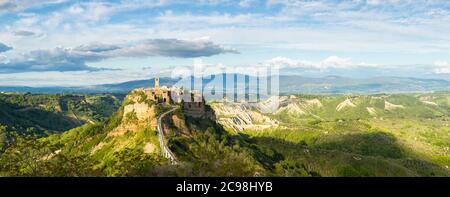 Vista panoramica di Civita di Bagnoregio, comune collinare in provincia di Viterbo, Italia Foto Stock