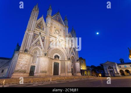 L'iconico Duomo di Orvieto in provincia di Terni, Umbria, Italia Foto Stock