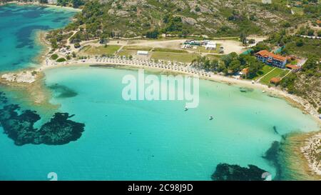 Foto aerea di uno splendido paesaggio della spiaggia di Lagonizi a Sithonia Halkidiki, Grecia Foto Stock