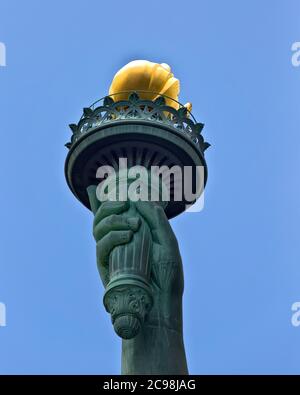 Statua della Liberty Island New York NY. Primo piano della torcia della Statua della libertà Foto Stock