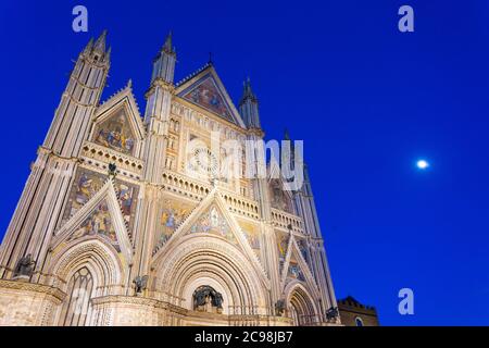 L'iconico Duomo di Orvieto in provincia di Terni, Umbria, Italia Foto Stock