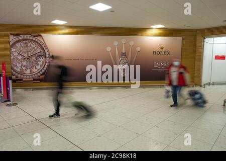 Glasgow, Scozia, Regno Unito. 29 luglio 2020. Nella foto: All'interno dell'aeroporto di Glasgow. TUI ha ora annullato tutte le vacanze alle Isole Baleari e Canarie fino a martedì 4 agosto, e tutte le vacanze in Spagna continentale fino a lunedì 10 agosto. Jet2 ha annullato i voli per le Baleari e le Canarie fino al 10 agosto e i viaggi verso la Spagna continentale fino al 17 agosto. Il governo ha detto che tutti i viaggiatori di ritorno provenienti dalla Spagna, dalle Isole Canarie e dalle Isole Baleari devono isolare per 14 giorni dopo un picco di infezioni da coronavirus. Credit: Colin Fisher/Alamy Live News Foto Stock