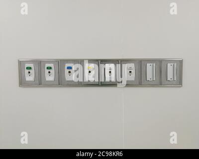 Uscita gas - ossido di azoto - ossigeno - aria - plugin vuoto su parete Foto Stock