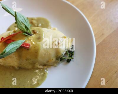 Salsa di curry verde Omurice con pollo alla griglia e melanzane - Omelette Foto Stock