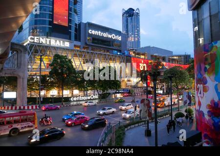 Bangkok, Thailandia - 28 luglio 2020: CentralWorld, il più grande centro commerciale di Bangkok, Thailandia, all'inizio della serata con una bella luce da attrarre Foto Stock