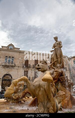 La Fontana di Diana in Piazza Archimede, Siracusa, Sicilia Foto Stock