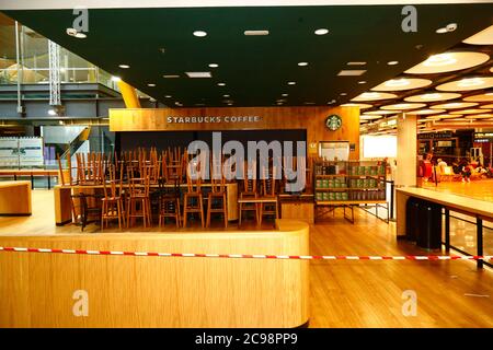 28 luglio 2020, Aeroporto Barajas, Madrid, Spagna: Il cafe Starbucks chiuso nella sala partenze dell'edificio del Terminal 4S dell'Aeroporto Barajas. Un numero ridotto di voli opera tra i paesi europei, e i governi hanno messo in atto un sistema di ponti aerei per facilitare i viaggi e il turismo. L'impatto economico del virus sulla vendita al dettaglio e su altri settori sarà grave, con molte imprese ancora chiuse. Foto Stock