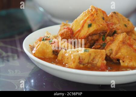 Tofu fritto con salsa al sugo Vietnam e cibo Chiness Foto Stock