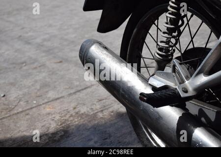 Scarico motociclistico su strada Foto Stock