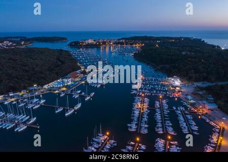 Un volo aereo al tramonto della penisola di Verudela con yacht e barche a Pola, Istria, Croazia Foto Stock