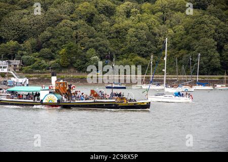 Kingswear Castle Paddle Steamer naviga oltre Dart Marina, Dartmouth Foto Stock