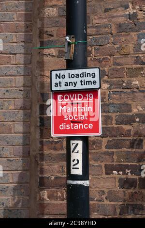 Covid-19, mantenga il segno di distanza sociale.. Bridgenorth. Worcestershire. REGNO UNITO Foto Stock