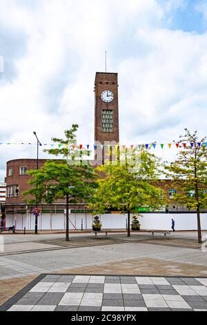 Si è imbarcato su Queensway con la torre dell'orologio nel centro città di Crewe Cheshire UK Foto Stock