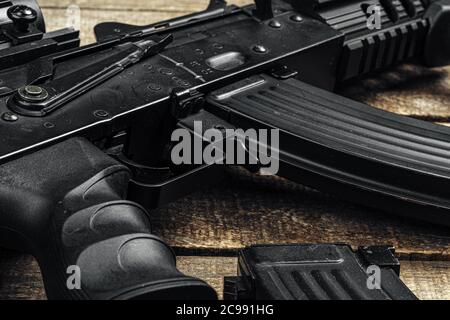 Rife automatico russo Ak-47 primo piano, arma militare Foto Stock