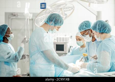 i surgorns tentano un trapianto di cuore nella sala operatoria. primo piano foto Foto Stock