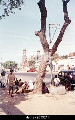 La vita quotidiana in una strada a Chennai, conosciuta anche come Madras, vicino al Burhani Hotel. Chennai, Tamil Nadu, India, 1961/1962 Foto Stock