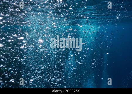 Bolle d'aria sotto l'acqua che sale alla superficie dell'acqua, scenario naturale, Mar Mediterraneo Foto Stock