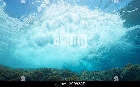 Onda di mare sott'acqua che si infrangono sulla roccia sotto la superficie dell'acqua, Mar Mediterraneo Foto Stock