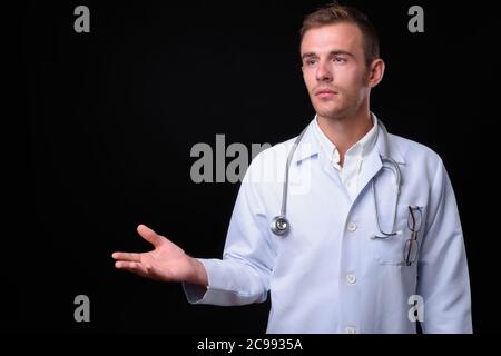Ritratto di giovane bel dottore con capelli biondi Foto Stock