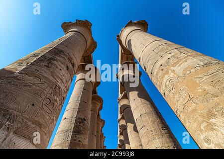 Colonne nel Tempio di Luxor, un grande complesso di templi antichi egizi situato sulla riva orientale del fiume Nilo nella città oggi conosciuta come Luxor (anci Foto Stock