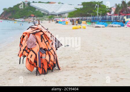 Giubbotto di salvataggio appeso sulla spiaggia con spazio per la copia a koh larn pattaya Foto Stock