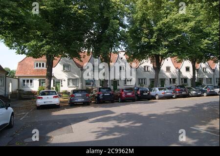 Die zwischen 1914 und 1917 nach den Entwürfen des Architekten Paul Schmitthenner errichtete Gartenstadt Staaken in Berlin-Spandau. Foto Stock