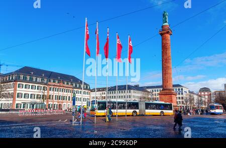Darmstadt. Vista di Luisenplatz (Louise Square) con l'antico Kollegiengebaude (College Building) e il monumento Ludwigssotto un cielo blu. Germania. Foto Stock