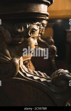 Coro di legno Stall in una Chiesa in Belgio Foto Stock