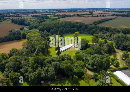 Essex, Regno Unito. 29 luglio 2020. L'iconica tenda bianca della serie televisiva britannica "The Great British Bake Off" nei terreni della sua nuova location cinematografica presso il Down Hall Hotel di Bishop's Stortford, Essex. Credit: Ricci Fothergill/Alamy Live News Foto Stock