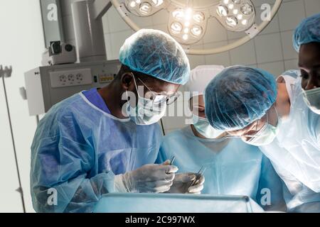 medici multirazziali che si appone al primo soccorso. primo piano foto.afro uomo che tiene. Foto Stock