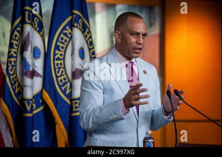 Washington, Stati Uniti d'America. 29 luglio 2020. Il Presidente democratico del Caucus il Rappresentante degli Stati Uniti, Hakeem Jeffries (democratico di New York), tiene una conferenza stampa presso il Campidoglio degli Stati Uniti a Washington, DC., mercoledì 29 luglio 2020. Credit: Rod Lamkey/CNP | Usage worldwide Credit: dpa/Alamy Live News Foto Stock