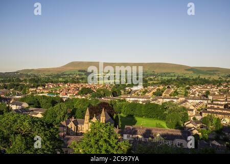 Vista sulla valle del ribble e sulla collina di pendle. Punto panoramico dal castello di Clitheroe Foto Stock