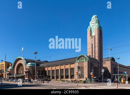 Helsinki, Finlandia - 26 luglio 2020: La stazione ferroviaria principale di Helsinki è un edificio distintivo nel cuore della capitale finlandese. È un hub per i trasporti pubblici Foto Stock