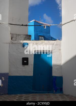 Parete bianca e blu nella medina di Asilah, Marocco. Foto Stock