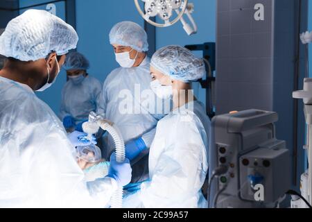 Team professionale di anestesisti al lavoro. La scelta dell'anestesia deve essere concordata con un chirurgo e un anestesista in chirurgia avanzata. Foto Stock
