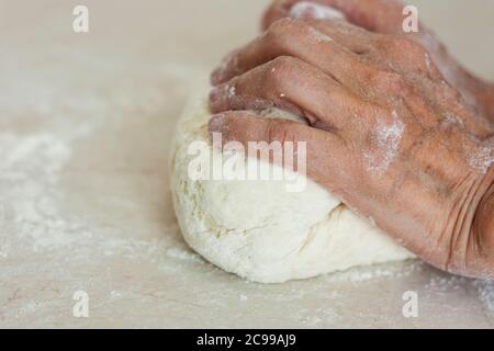 mani da donna impastate per preparare l'impasto per gnocchi. Foto Stock